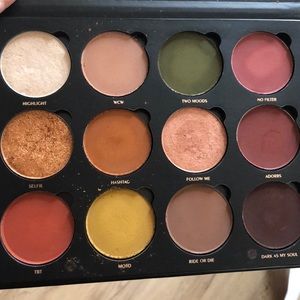 Give Me Glow Staple Eyeshadow palette